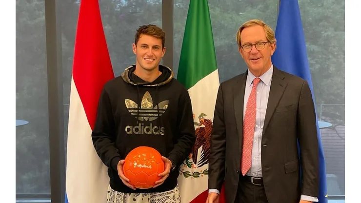 Santi Giménez recibió la visa de trabajo.