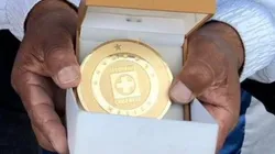 La medalla que Santiago Giménez le obsequió a Rubén Acevedo.