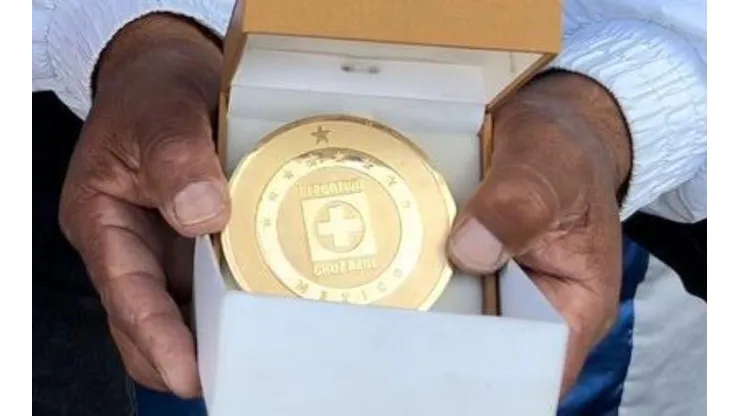 La medalla que Santiago Giménez le obsequió a Rubén Acevedo.