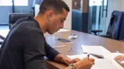 Ramiro Funes Mori en la firma de su contrato.