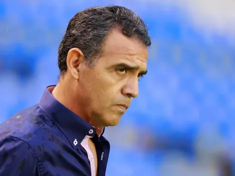 ¡No da el ancho! Hugo Sánchez acabó con Ricardo Cadena y se postula como DT de Chivas