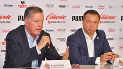 Pelaez y Cadena en la conferencia de prensa para ratificar al entrenador.
