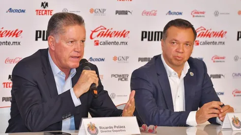Pelaez y Cadena en la conferencia de prensa para ratificar al entrenador.
