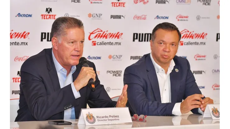 Pelaez y Cadena en la conferencia de prensa para ratificar al entrenador.