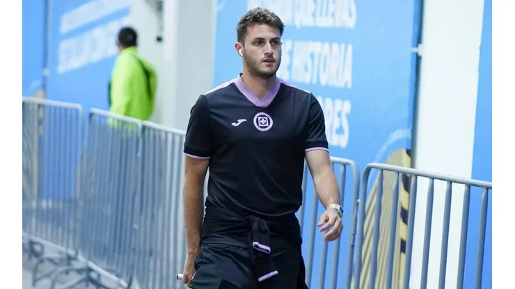 Santiago Giménez previo a un partido del Apertura 2022.