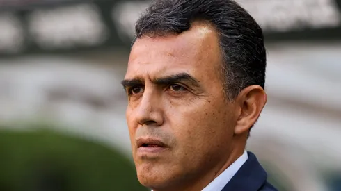 Ricardo Cadena se mantiene firme en el banquillo.