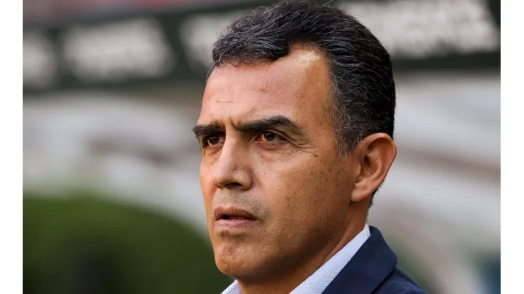 Ricardo Cadena se mantiene firme en el banquillo.