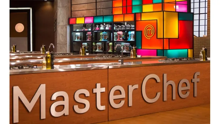 Un legendario campeón mundial de boxeo aceptó el reto de las cocinas de MasterChef