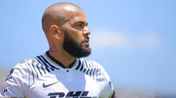 Dani Alves le contestó a Rivaldo por cuestionar su llegada a Pumas