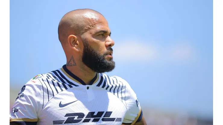 Dani Alves le contestó a Rivaldo por cuestionar su llegada a Pumas