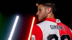 Santi Giménez deberá esperar para su debut.