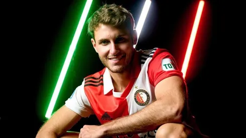 Santi Giménez firmó por 5 años con Feyenoord.