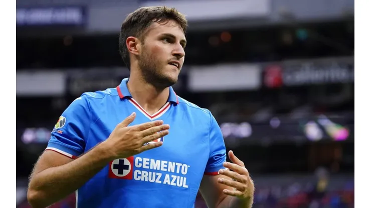 Santi Giménez siguió de cerca el partido de Cruz Azul