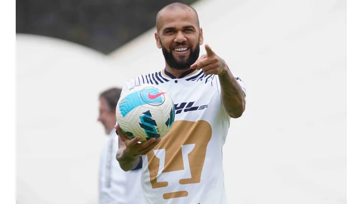 Dani Alves en su presentación en la Cantera.