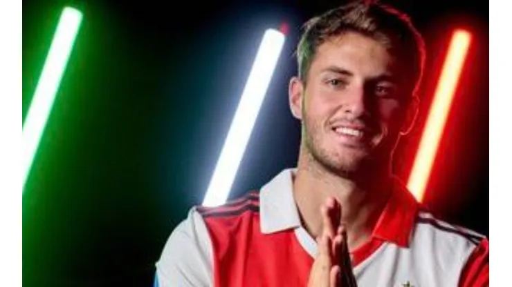 Santiago Giménez y Feyenoord firmaron un contrato por cuatro años.
