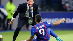 Benjamín Mora con Bergson da Silva, delantero del Johor Darul Ta'zim.