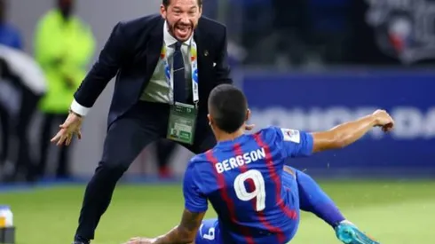 Benjamín Mora con Bergson da Silva, delantero del Johor Darul Ta'zim.