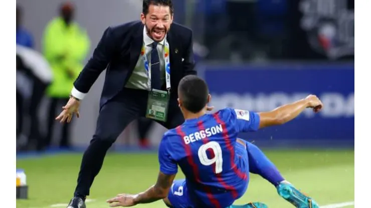 Benjamín Mora con Bergson da Silva, delantero del Johor Darul Ta'zim.