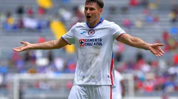 Santi Giménez ya está en Países Bajos.