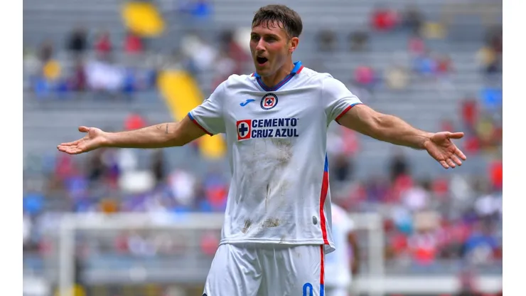 Santi Giménez ya está en Países Bajos.