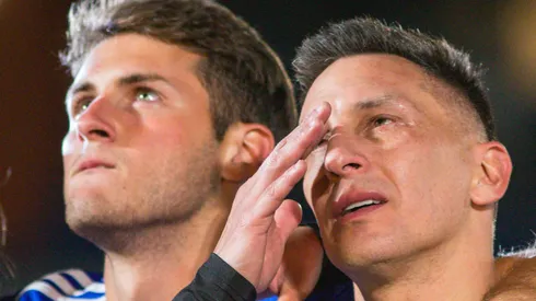 Christian Giménez llora en su juego de despedida con su hijo Santiago.