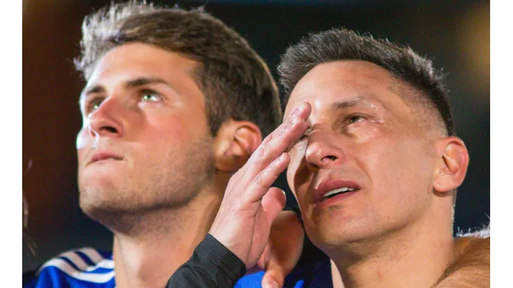 Christian Giménez llora en su juego de despedida con su hijo Santiago.