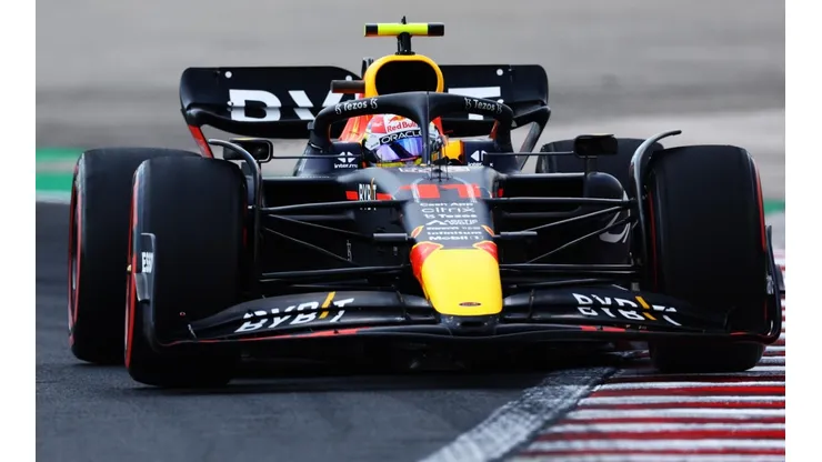 Checo tuvo un ataque de estornudos durante las prácticas