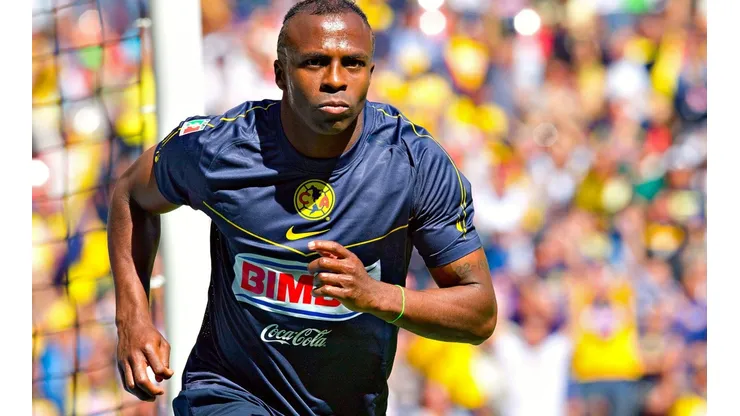 Benítez en festejo de gol con América.