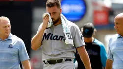 Daniel Castano al salir después del golpe de pelota tras el batazo de Donovan Solano.