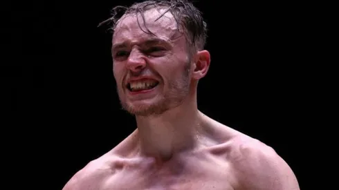 Sunny Edwars casi noquea a un hater en su gimnasio.