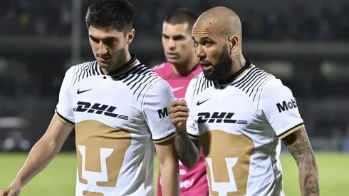 Dani Alves debutó con Pumas