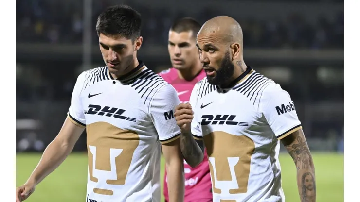 Dani Alves debutó con Pumas
