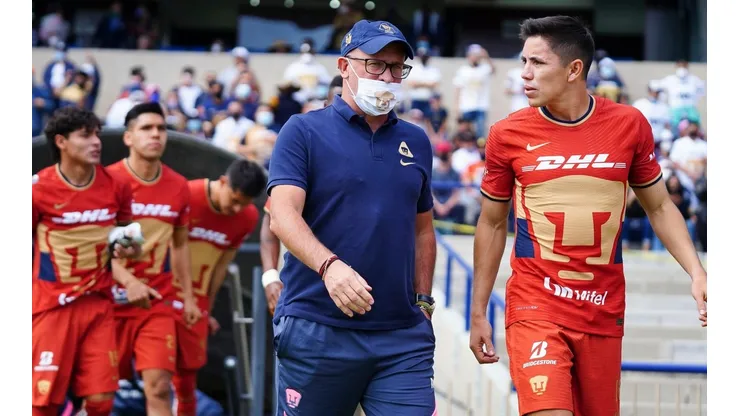 Andrés Lillini y Efraín Velarde en un partido del torneo Clausura 2022.