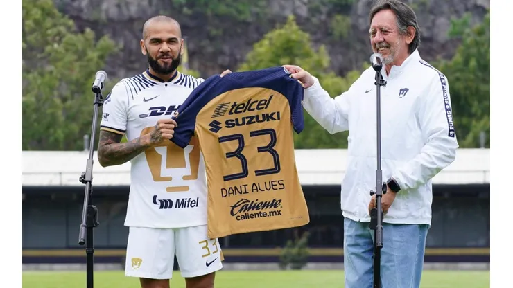 Dani Alves eligió el número 33 para su aventura en Pumas