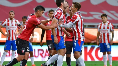 Confusión entre Pollo Briseño y Conejito Brizuela causa controversia entre Chivas y Fox Sports.