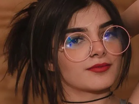 Foto de Karely Ruiz cuando estudiaba para ser enfermera