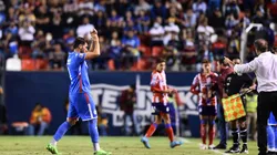 Santi Giménez se retiró lesionado.