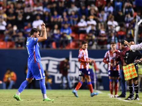 Santi Giménez se retiró con una lesión y hay preocupación