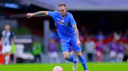 CIUDAD DE MEXICO, MEXICO - JULIO 9: Carlos Rotondi del Cruz Azul conduce el balon durante el juego de la jornada 2 del Torneo Apertura 2022 de la Liga BBVA MX en el Estadio Azteca el 9 de Julio de 2022 en la Ciudad de Mexico, Mexico. (Foto: Mauricio Salas/JAM MEDIA)