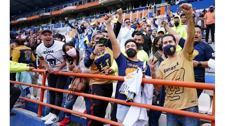 Fanáticos de Pumas son sacados a golpes del Estadio Hidalgo.