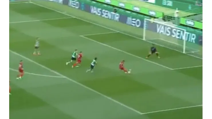 Tecatito marcó el primer gol del Sevilla ante Sporting de Lisboa.