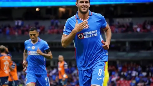 Santi Giménez hizo un doblete ante Puebla.