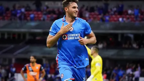 Santi Giménez hizo un doblete ante Puebla.