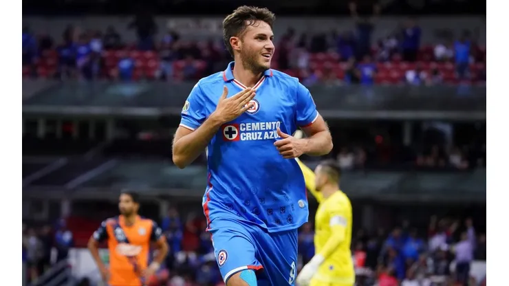 Santi Giménez hizo un doblete ante Puebla.