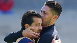 Alan Mozo y Santigo Ormeño apostando previo al partido con Juventus.