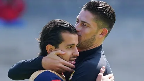 Alan Mozo y Santigo Ormeño apostando previo al partido con Juventus.