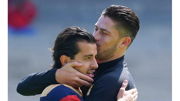 Alan Mozo y Santigo Ormeño apostando previo al partido con Juventus.