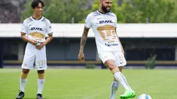 Dani Alves tocando la pelota en su presentación.