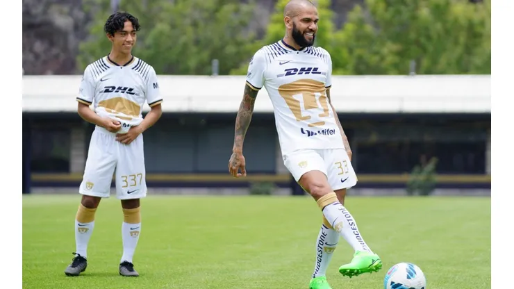 Dani Alves tocando la pelota en su presentación.