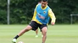 Orbelín Pineda en una de sus primeras prácticas con AEK Atenas.